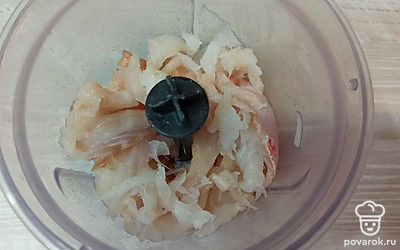 Уберите кости и кожу с окуня. Пробейте блендером. 