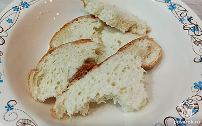 Ломтики хлеба поломайте и замочите в молоке. 