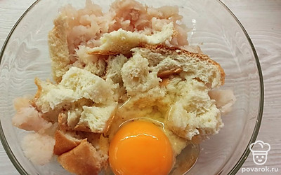 Соедините рыбный фарш, мякоть хлеба и яйцо. 