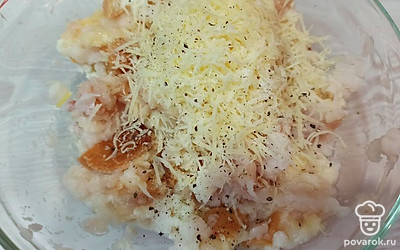 Натрите сыр на мелкой терке, добавьте соль и черный молотый перец. Перемешайте. 