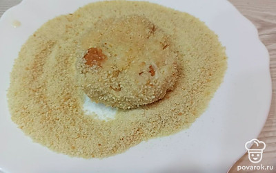 Сформируйте котлеты и обваляйте в панировочных сухарях.