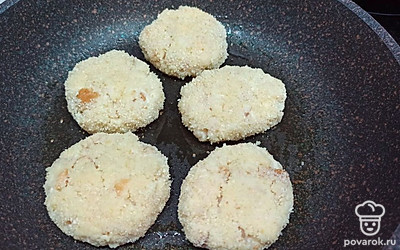 На растительном масле обжарьте котлеты с двух сторон по 5 минут. 