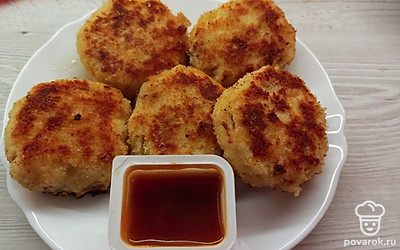 Подавайте котлеты со сладким томатным соусом. 