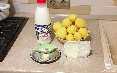 Подготовьте все ингредиенты. Картофель заранее очистите от кожуры и промойте в воде.