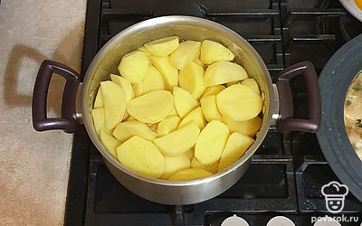 Нарезанный картофель переложите в кастрюлю и залейте холодной водой. Варите на среднем огне около 35 минут.