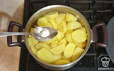 Когда картофель будет практически готов, добавьте соль, перец и лавровый лист. Варите еще 5-10 минут.