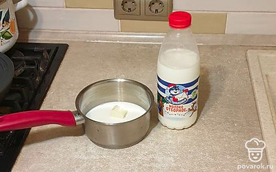 В сотейник влейте молоко, добавьте сливочное масло. Поставьте на небольшой огонь и доведите до кипения.