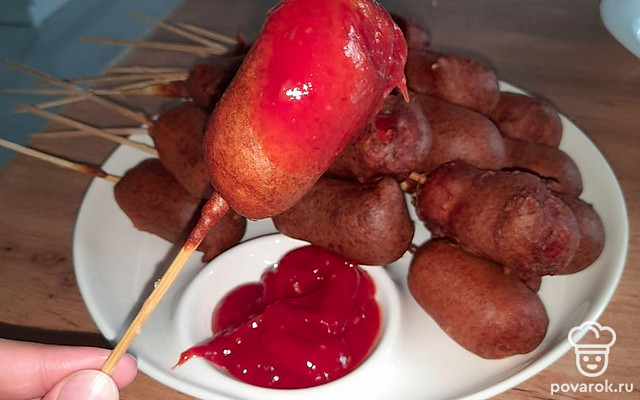 Сосиски в тесте на шпажках — Рецепт с фото