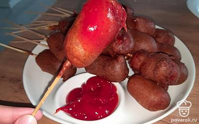 Подавайте сосиски с любимыми соусами.