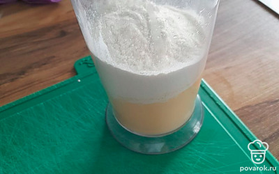 Добавьте муку, снова перемешайте. Должна получиться консистенция негустой сметаны.