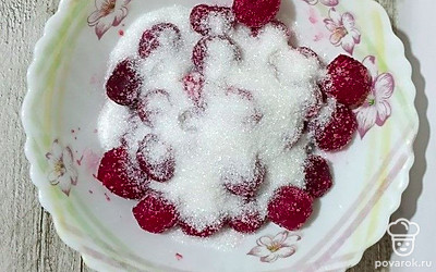 Вишню засыпьте сахаром, перемешайте.