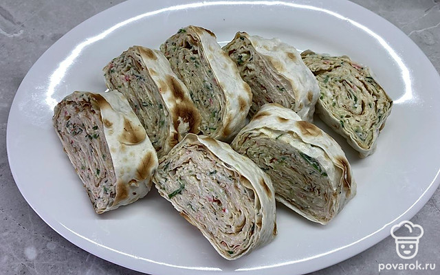 Рулет из лаваша с сыром, яйцом, огурцом и крабовыми палочками — Рецепт с фото