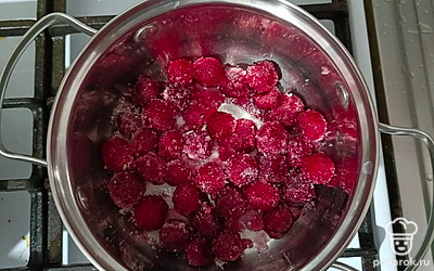 Поставьте ягоды на медленный огонь. Проварите в собственном соку 10 минут.