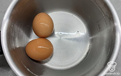 Куриные яйца отварите в подсоленной воде до готовности.