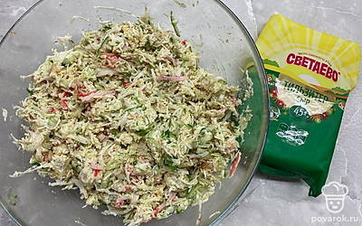 На мелкой терке натрите очищенные от скорлупы яйца, сыр, крабовые палочки и огурец. Хорошо перемешайте начинку.