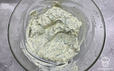 В отдельной миске смешайте майонез, измельченный чеснок и мелко нарезанную зелень. Добавьте щепотку соли, паприку и черный молотый перец по вкусу. Хорошо перемешайте.