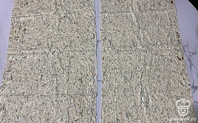 Лаваш равномерно намажьте майонезным соусом.