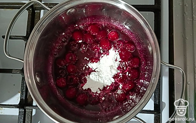 Добавьте крахмал. Хорошо перемешайте. Когда начнет густеть, снимите с огня.