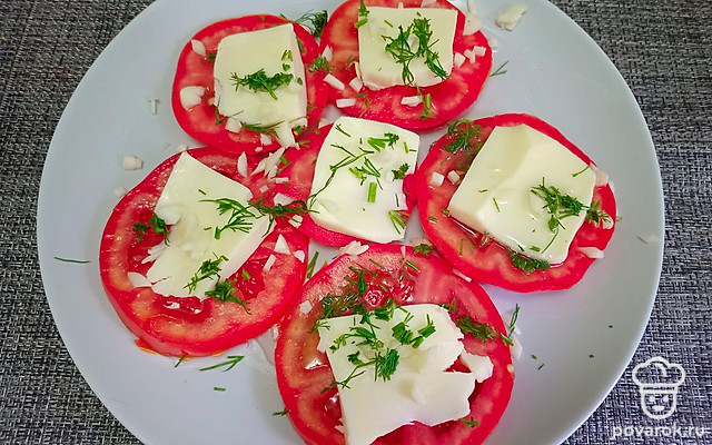 Закуска из помидоров, сулугуни, чеснока и укропа — Рецепт с фото