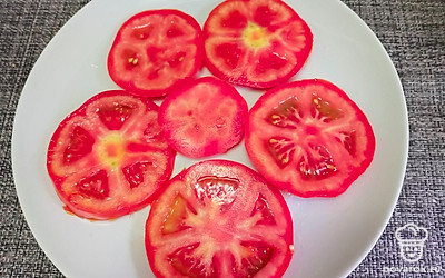 Помидор нарежьте кольцами толщиной 0,5 сантиметров.