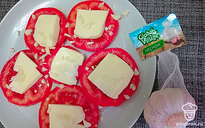 Посыпьте нарезанным чесноком.