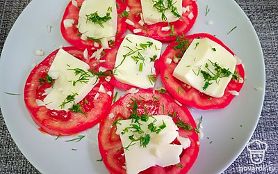 Посыпьте нарезанным укропом.