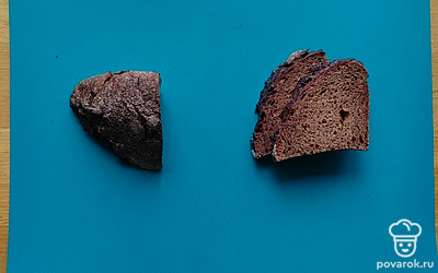 Нарежьте хлеб тонкими ломтиками.