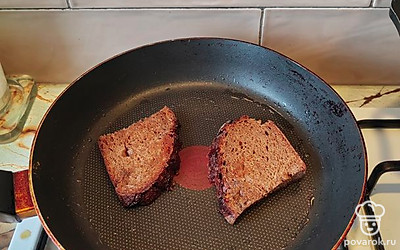 Обжарьте хлеб на сковороде с минимальным количеством масла до золотистой корочки.
