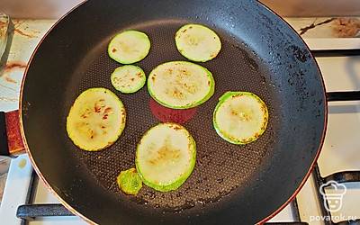 Обжарьте кабачок с небольшим количеством масла до появления золотистой корочки. Я использовал оливковое. 