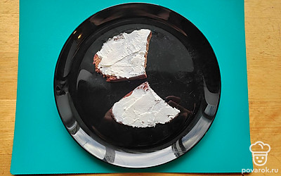 Дайте остыть готовым кабачкам. На тосты намажьте творожный сыр.