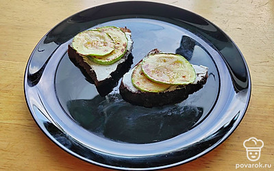 Выложите кабачок на бутерброды.