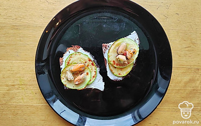 Аккуратно разложите мидии.