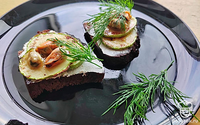 Украсьте готовые бутерброды веточками свежего укропа.