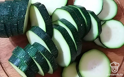 Нарежьте цукини кружочками толщиной 0,5 сантиметров.