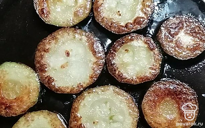 Обжарьте на сковороде с растительным маслом до коричнего цвета с обеих сторон.