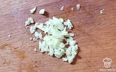 Чеснок мелко нарежьте.