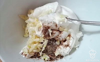 В сметану добавьте соль, чеснок, черный молотый перец, хорошо перемешайте.