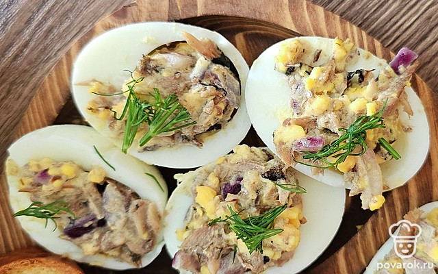 Фаршированные яйца со шпротами и зеленью — Рецепт с фото