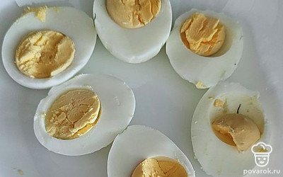 Отварите яйца, разрежьте пополам.