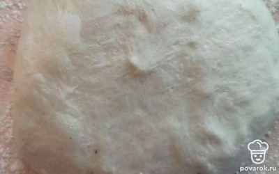 Сделайте тесто. В разогретый кефир с растительным маслом добавьте 2 столовых ложки сахара, 0,5 чайной ложки соли, 2 чайных ложки дрожжей, муку. Перемешайте, оставьте на полчаса. 