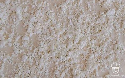 Раскатайте тесто. Выложите творог. 