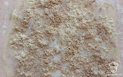 Сверху посыпьте корицей и сахаром. 