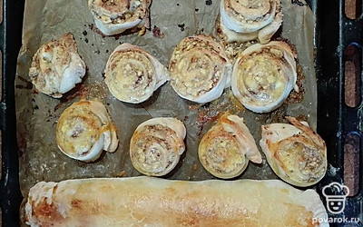 Разрежьте на кусочки, выложите на противень. Выпекайте при 200 градусах до готовности. 