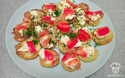 Кабачки, жаренные в яйце с соусом из сливочного сыра, помидором и укропом — Рецепт с фото