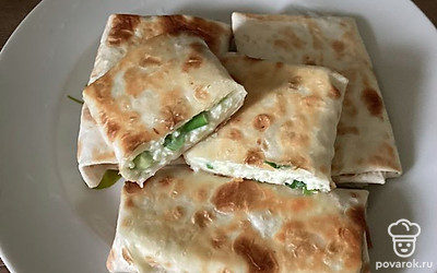 Подавайте рулетки в горячем виде. Приятного аппетита!