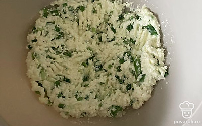 Смешайте в одной емкости творог, тертый сыр, яйцо, зеленый лук и соль.