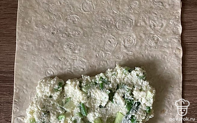 Лист лаваша разрежьте на квадраты. Выложите начинку чуть отойдя от края.