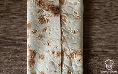 Заверните левый и правый край лаваша.