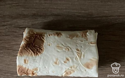 Сверните лаваш.