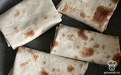 Налейте подсолнечное масло в сковороду, обжарьте получившиеся рулетики до румяной корочки с двух сторон.